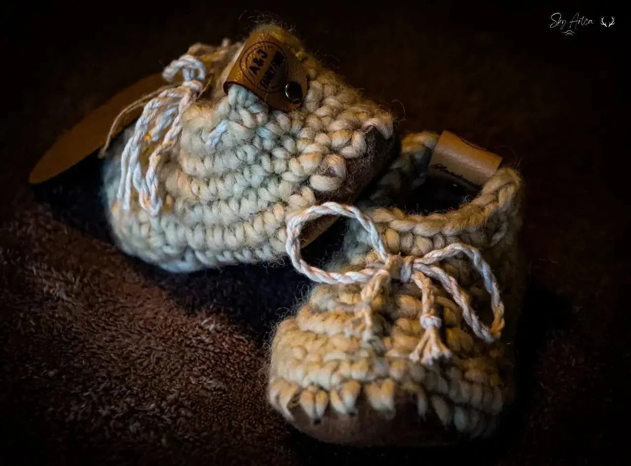 Chaussons bébé en laine naturelle modèle Loomi de Wilder Hat Co, couleur crème, pour bébés de 0 à 6 mois.