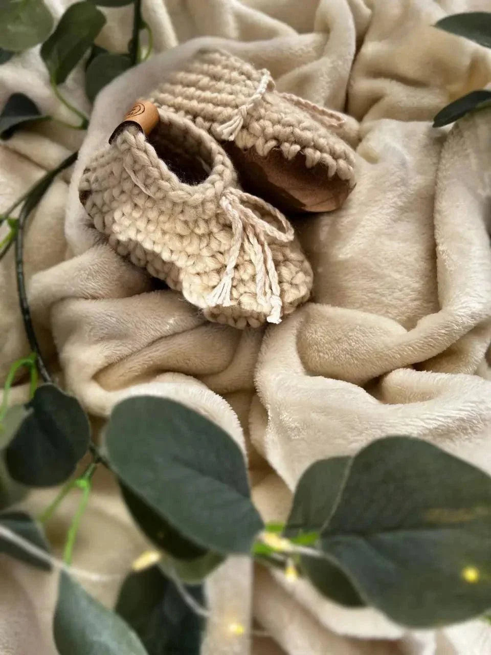 Chaussons bébé en laine naturelle modèle Loomi de Wilder Hat Co, couleur crème, adaptés pour bébés de 0 à 6 mois.