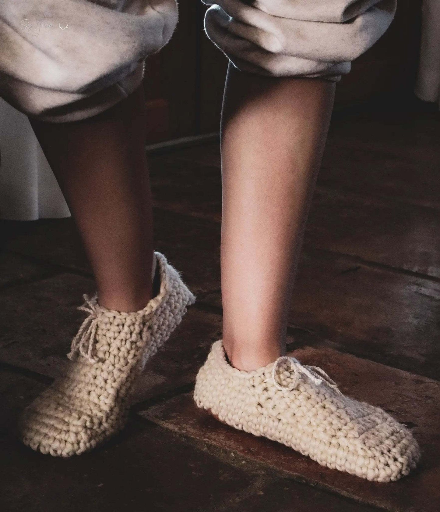 Chaussons bébé en laine naturelle Loomi, modèle Loomi, couleur crème, pour bébé de 0-6 mois, fabriqués par Wilder Hat Co