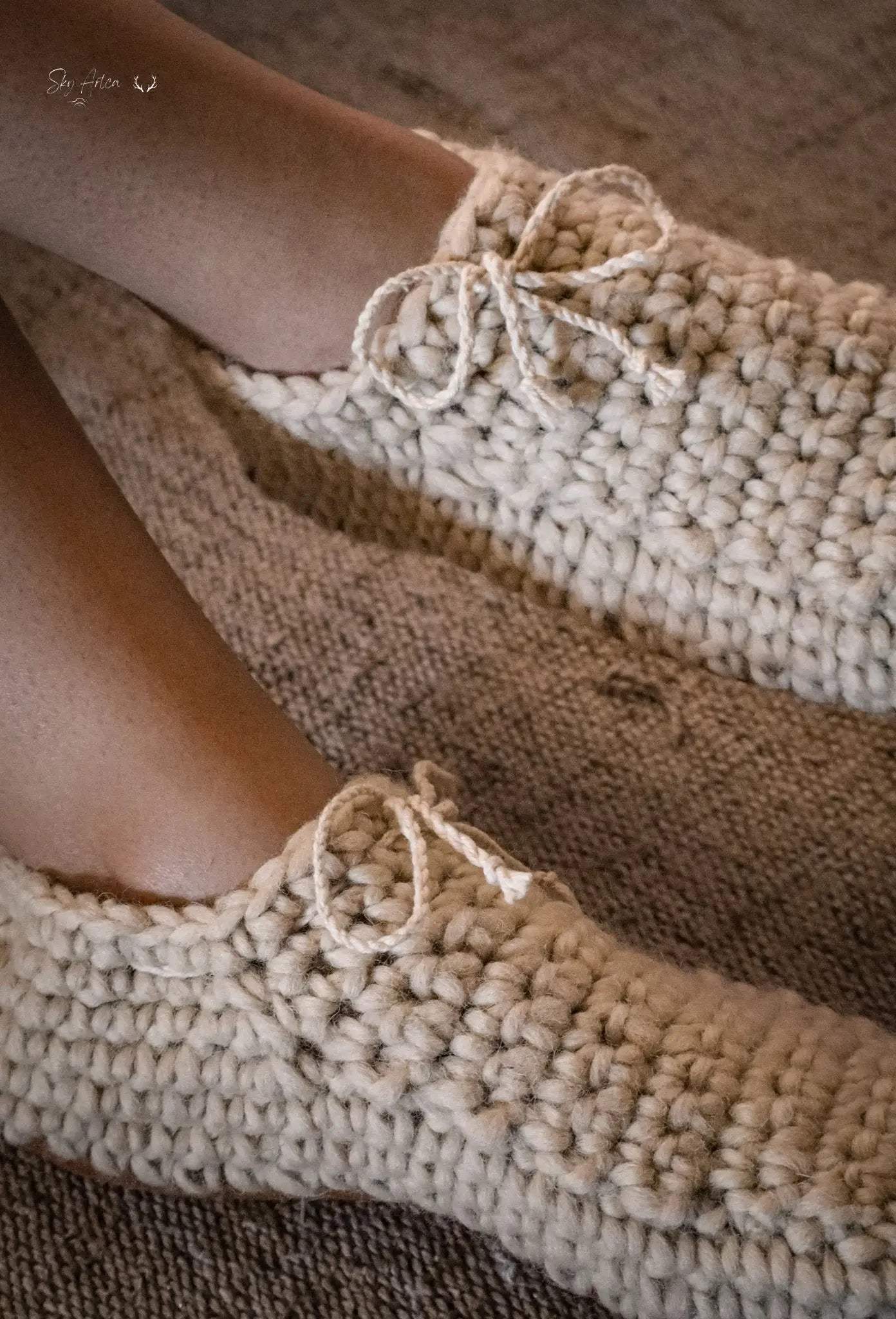 Chaussons bébé en laine naturelle modèle Loomi couleur crème de la marque Wilder Hat Co, adaptés pour bébés de 0 à 6 mois.