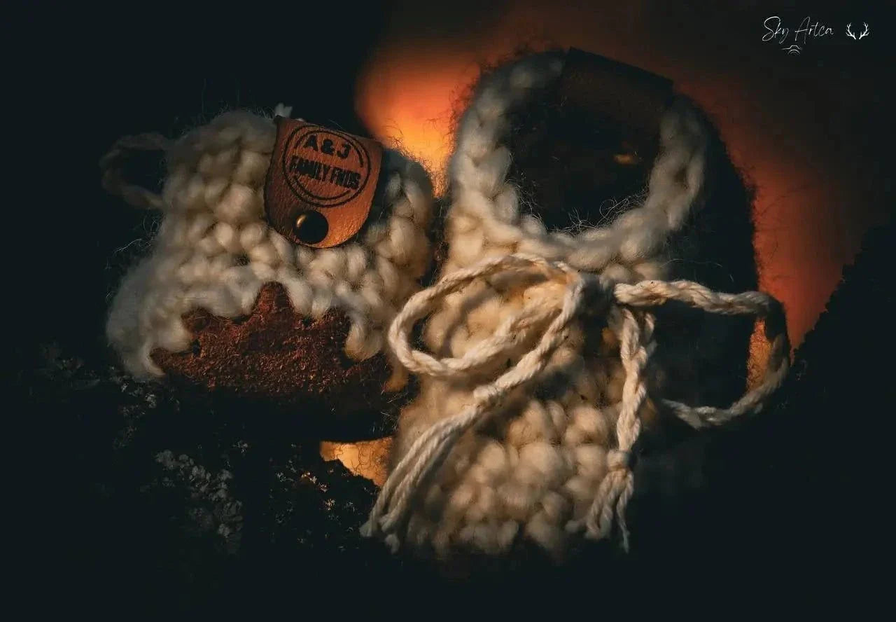 Chaussons bébé en laine naturelle Loomi de Wilder Hat Co, couleur crème, pour bébés de 0-6 mois, 11 cm.