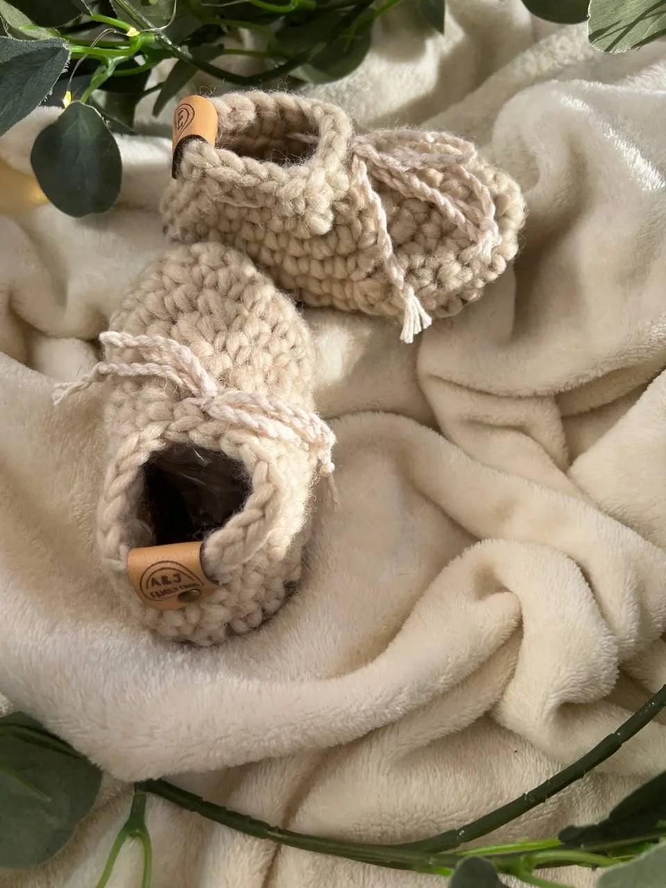 Chaussons bébé en laine naturelle modèle Loomi de Wilder Hat Co, couleur crème, pour bébés de 0 à 6 mois, taille 11 cm