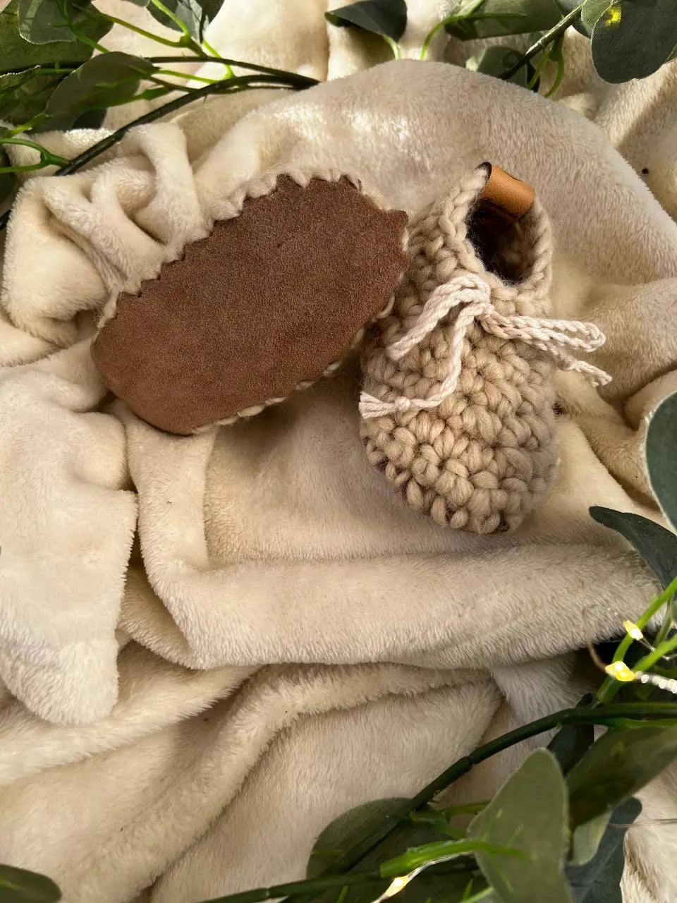 Chaussons bébé en laine naturelle modèle Loomi de Wilder Hat Co, couleur crème, pour bébés de 0 à 6 mois, taille 11 cm.