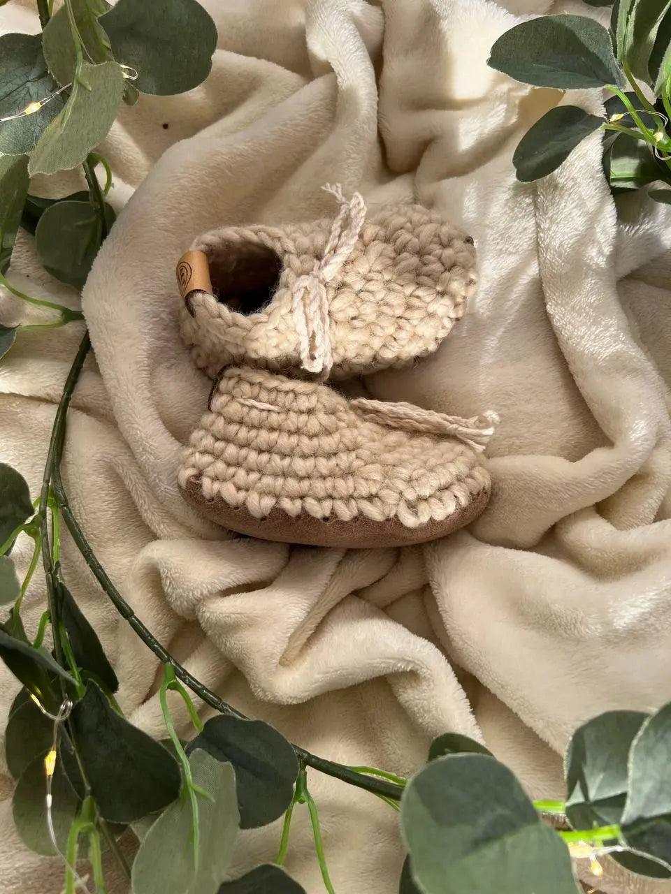 Chaussons bébé en laine naturelle modèle Loomi de Wilder Hat Co, couleur crème, pour bébé de 0 à 6 mois, 11 cm.