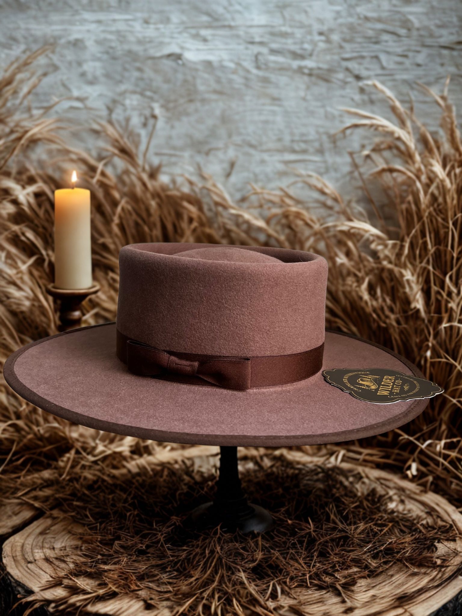 Chapeau de cowboy cuivre Canyon Buckaroo de Wilder Hat Co, en feutre brun avec bande en cuir et décoration traditionnelle.