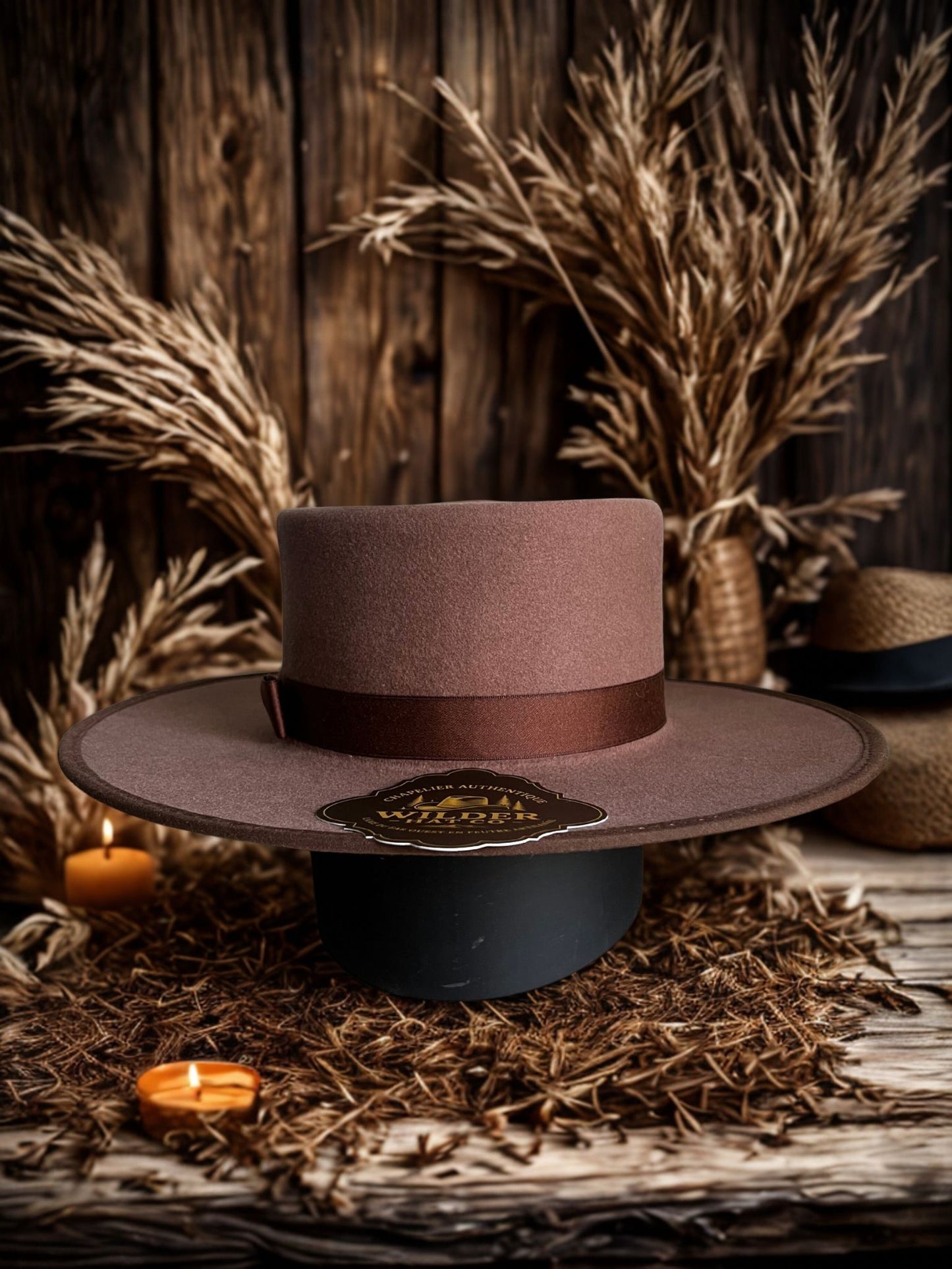 Chapeau de cowboy Copper Canyon de Wilder Hat Co, style Buckaroo en cuir marron avec décoration traditionnelle.