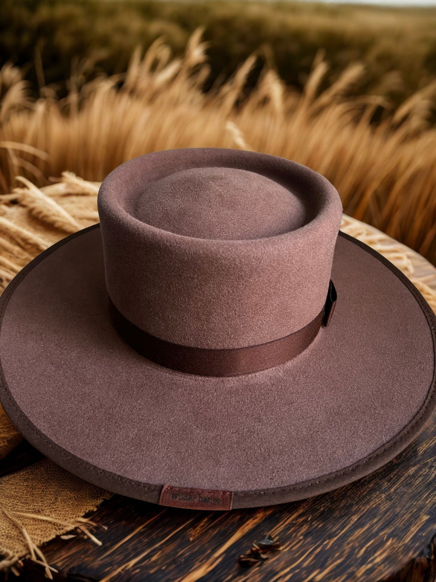 Chapeau en cuivre Canyon Buckaroo de Wilder Hat Co, en paille avec laiton, style cowboy américain traditionnel.