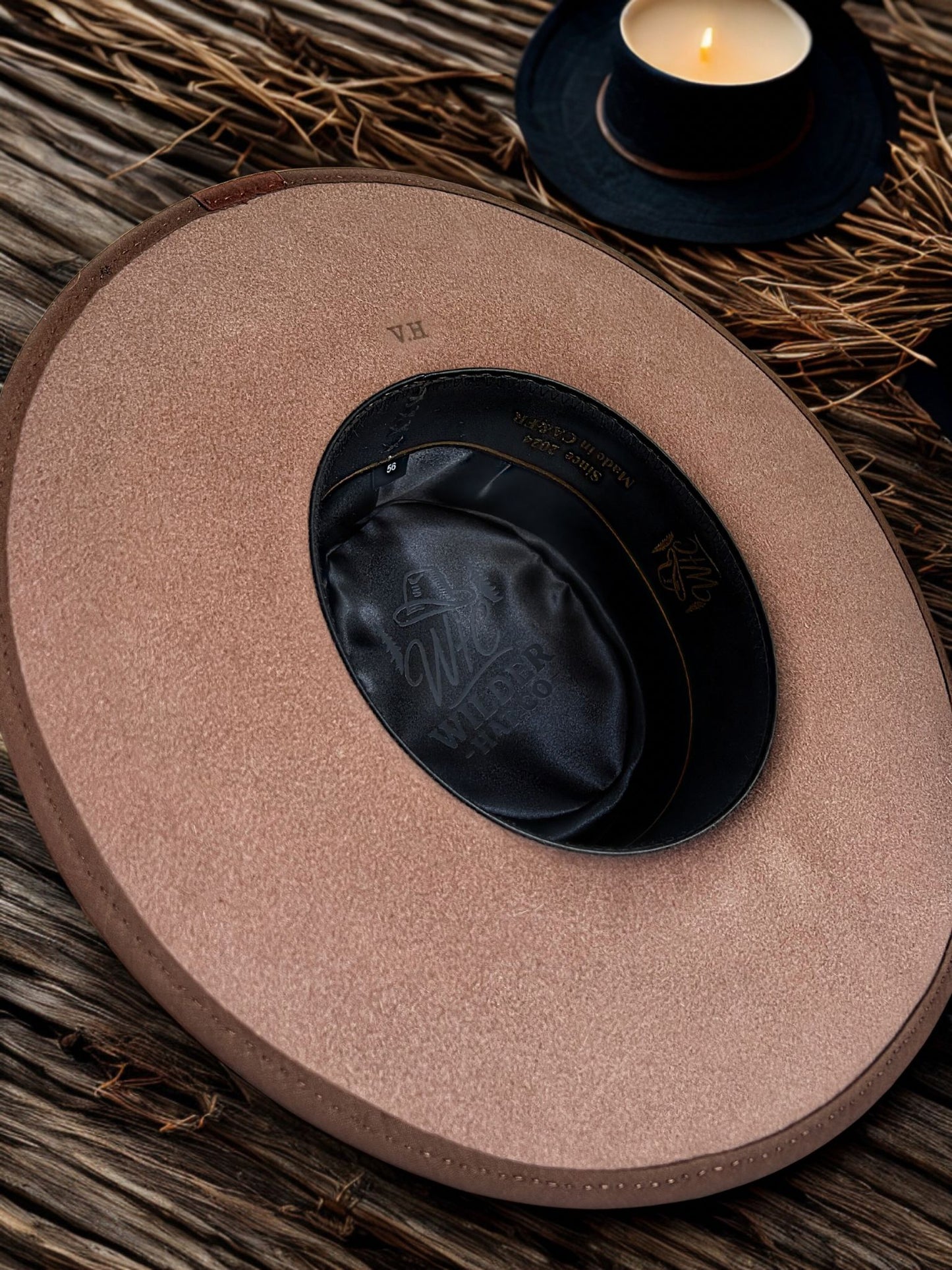 Chapeau en cuivre Canyon Buckaroo de Wilder Hat Co avec style western, cuir robuste et finition élégante visible sur l'image.