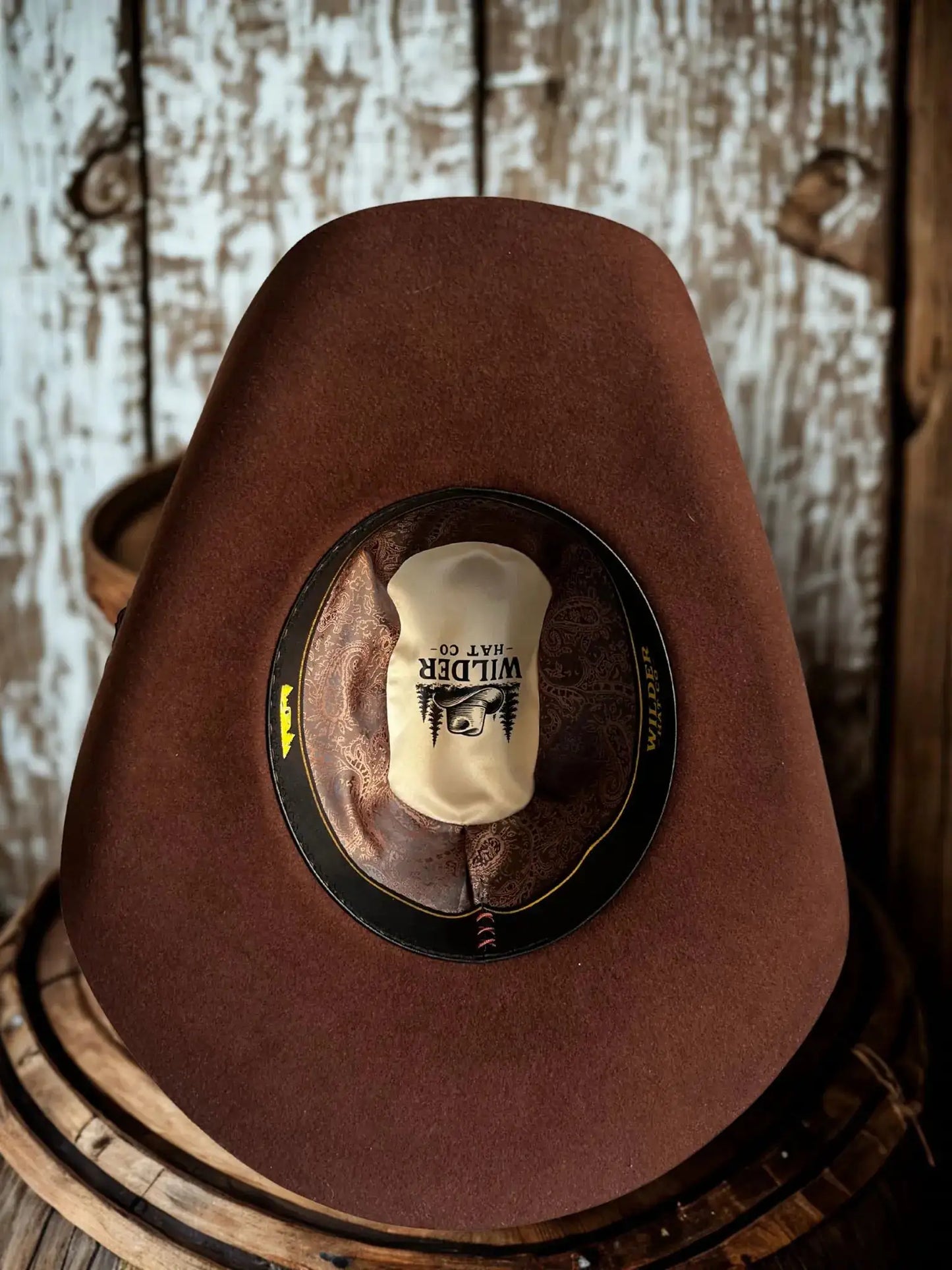Chapeau RIP Yellowstone par Wilder Hat Co, style inspiré de la nature, en tissu beige avec bande noire, vu de face.