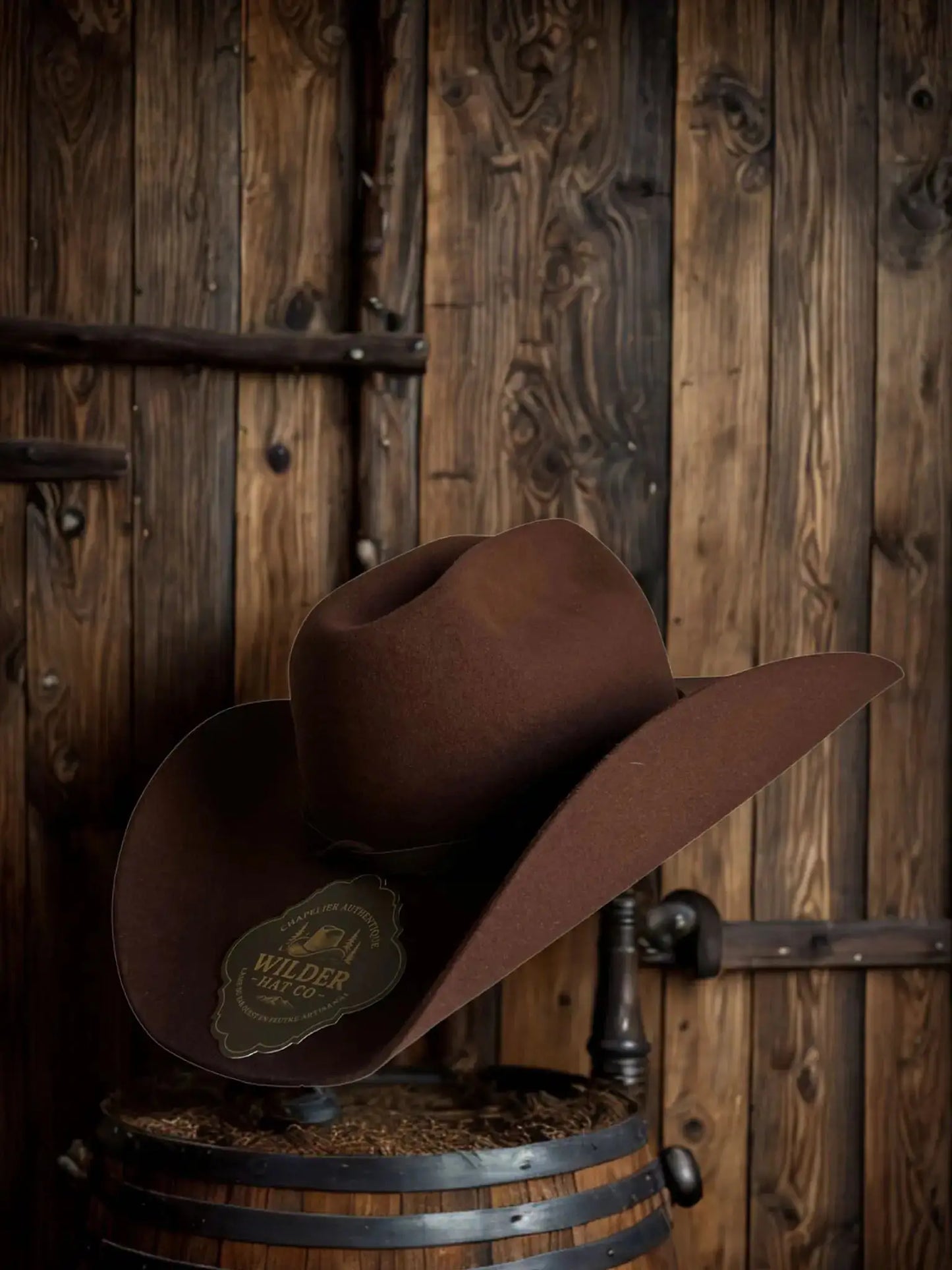 Chapeau RIP Yellowstone de Wilder Hat Co, style inspiré par la nature, en tissu robuste avec bande tressée, porté en extérieur.