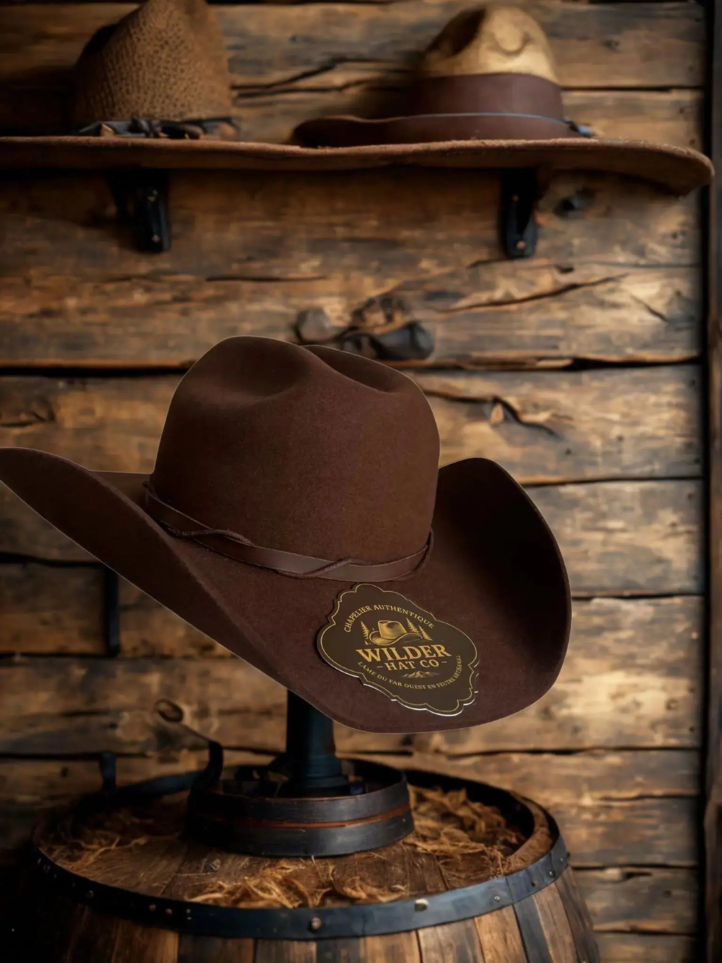Chapeau RIP Yellowstone de Wilder Hat Co, style inspiré par la nature, en tissu beige avec bande en cuir et logo brodé.