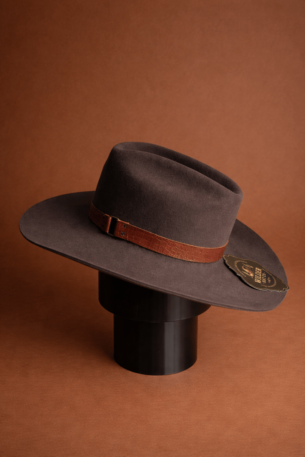 Chapeau en bois Ironwood Reserve de Wilder Hat Co, style élégant avec bande en cuir et finition soignée.