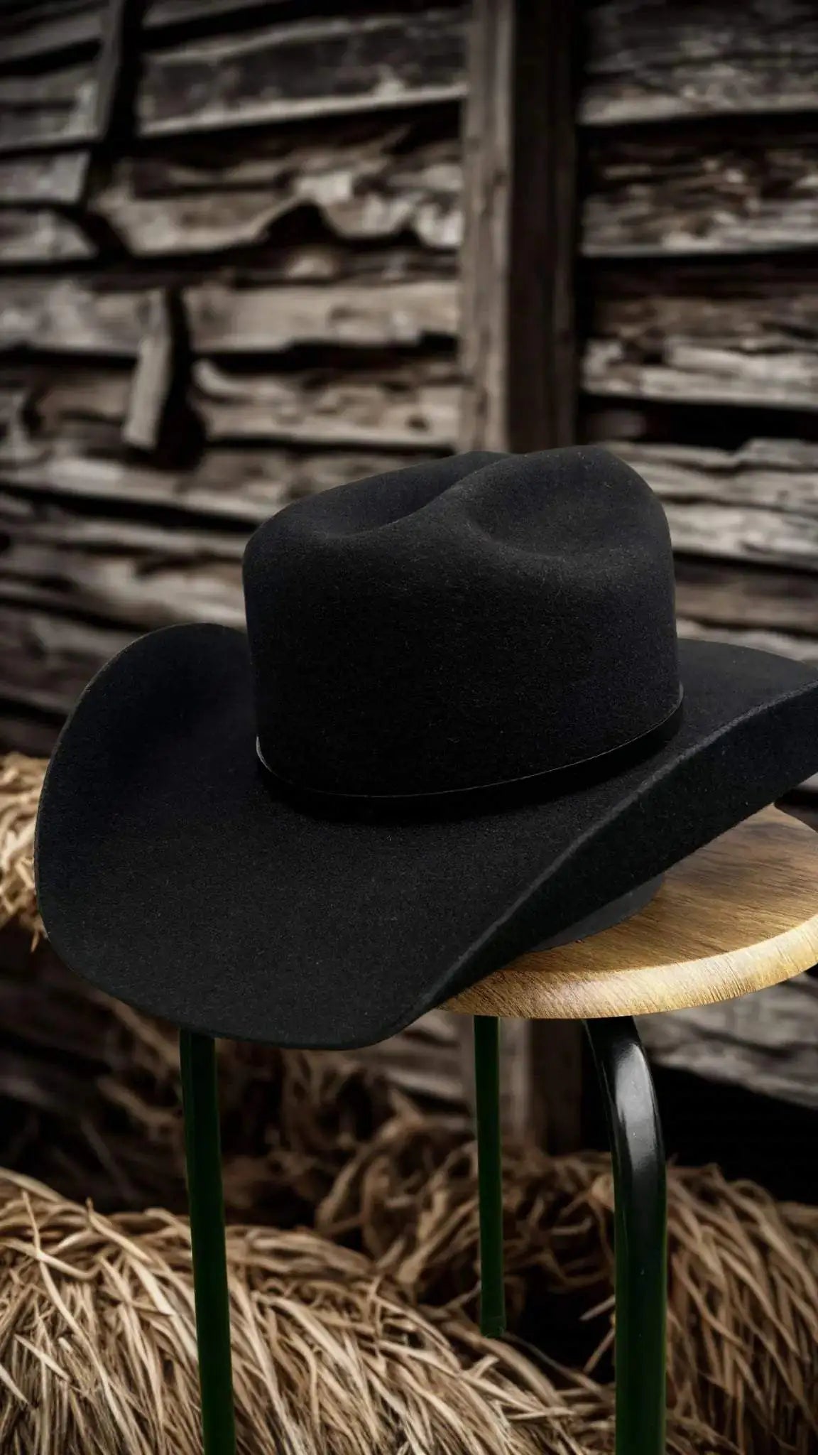 Chapeau noir Wilder Shop 55 cm de la marque Wilder Hat Co, style classique avec ceinture, fabriqué par Wilder Hat Co.