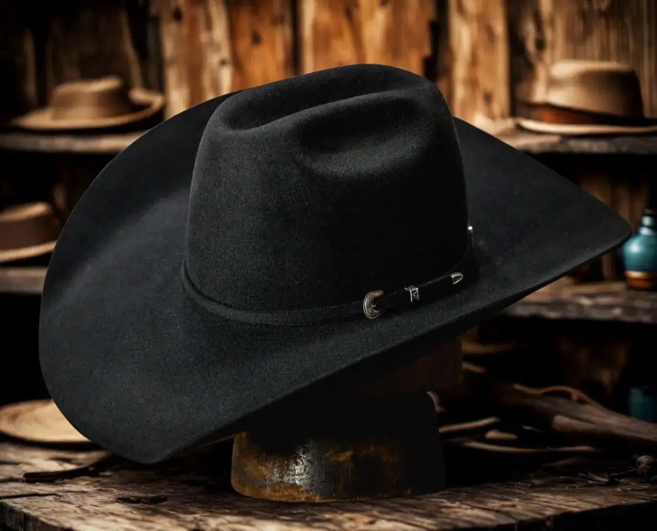 Chapeau noir Wilder Shop 55 cm de la marque Wilder Hat Co, style classique avec ceinture, en laine ou feutre, vue de face